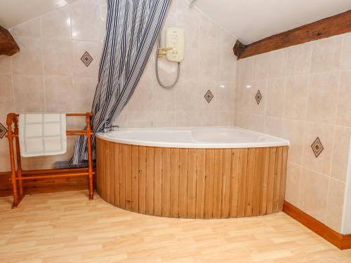 y baño con ducha y bañera. en Westwood, en Troutbeck