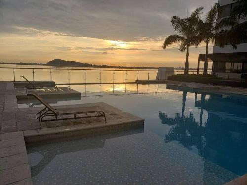 una piscina con vistas al agua en MiniSuite Torres Bellini Vista ThePoint, en Guayaquil