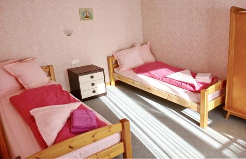 a room with two beds and a dresser in it at Gîte du forgeron - 6 à 8 personnes - Centre Alsace - Saint-Hippolyte in Saint-Hippolyte