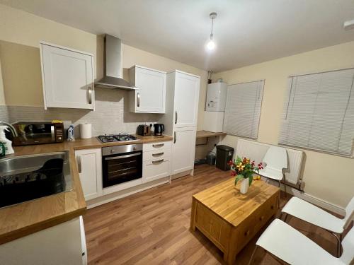A cozinha ou cozinha compacta de Homely Flat in Camberley