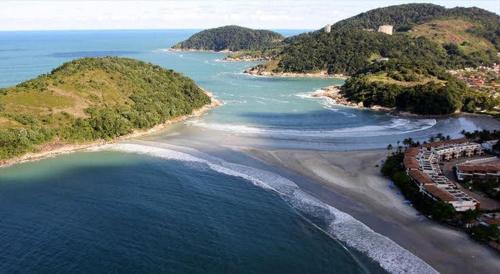an aerial view of a beach with trees and the ocean at Pousada Ideal Guarujá - Estúdios Mobiliados, Ar-Condicionado e Cozinha in Guarujá