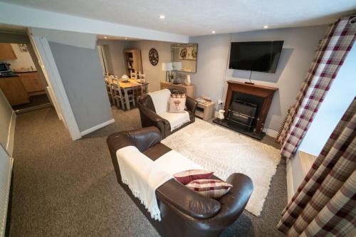 - un salon avec un canapé et une télévision dans l'établissement 2 Bed Sleeps 4 Central Haverfordwest Town House, à Pembrokeshire