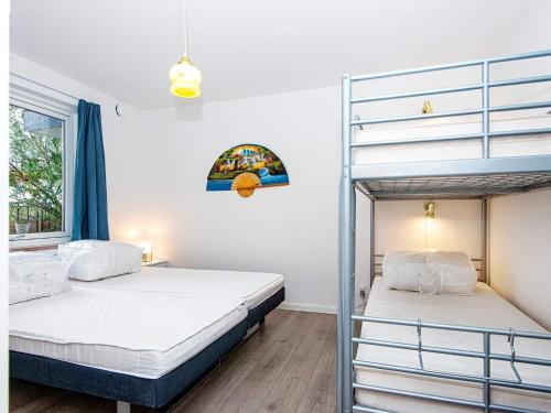 Nørre Snede的住宿－Holiday home Nørre Snede，一间卧室设有两张双层床和梯子