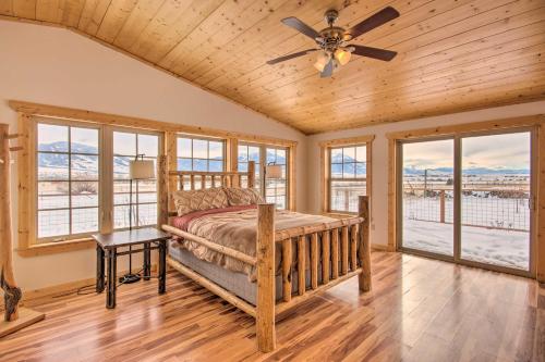 1 dormitorio con 1 cama y ventilador de techo en Picturesque Cabin Less Than 1 Mi to Yellowstone River en Livingston