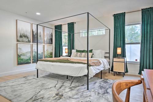 1 dormitorio con cama con dosel y cortinas verdes en Luxe Brandon Oasis with Private Pool and Hot Tub!, en Brandon
