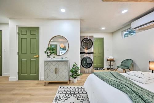 een slaapkamer met groene deuren en een spiegel bij Cozy Brandon Guest Studio with Pool and Hot Tub! in Brandon