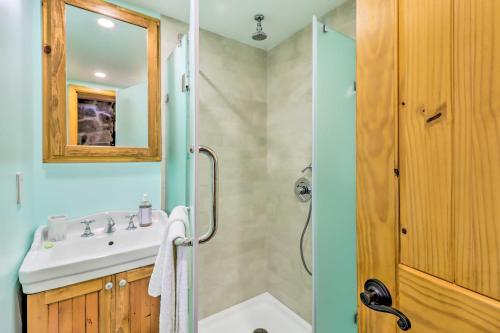Phòng tắm tại Cozy Tannersville Gem - Ski, Hike, Explore!