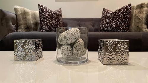 a living room with a table with rocks on it at Lofts Jacques-Cartier Free Parking in Montréal