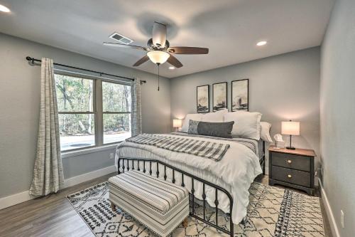 - une chambre avec un lit et un ventilateur de plafond dans l'établissement Newly Renovated Hidden Creek Royal Retreat!, à Royal