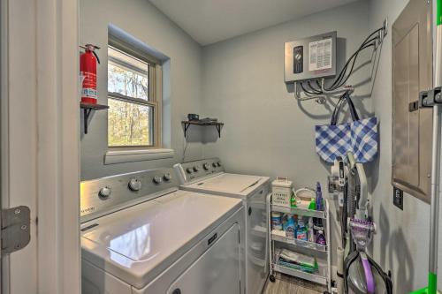 lavadero con lavadora y ventana en Newly Renovated Hidden Creek Royal Retreat!, en Royal