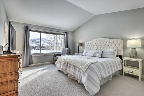 เตียงในห้องที่ Stunning Mtn Views and Hot Tub Silverthorne Retreat