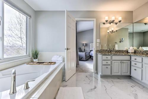 ภาพในคลังภาพของ Stunning Mtn Views and Hot Tub Silverthorne Retreat ในซิลเวอร์ธอร์น