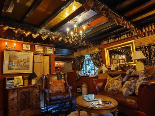 Ruang duduk di Wizards Thatch Luxury Suites