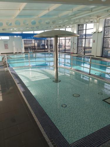 uma piscina vazia com uma grande piscina em 180 Golden Gate North Wales em Abergele