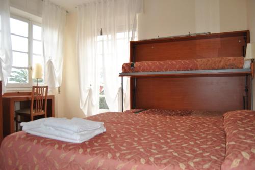 Un pat suprapus sau paturi suprapuse la Hotel Mimosa