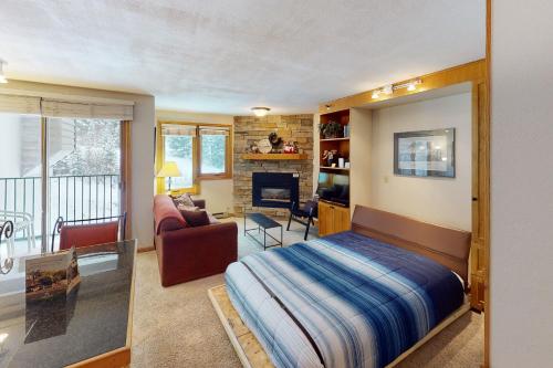 1 dormitorio con 1 cama y sala de estar en Iron Horse Studio D4064, en Winter Park