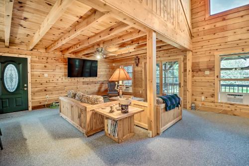 Pet-Friendly Poconos Cabin Deck and Fire Pit! – Photos 3