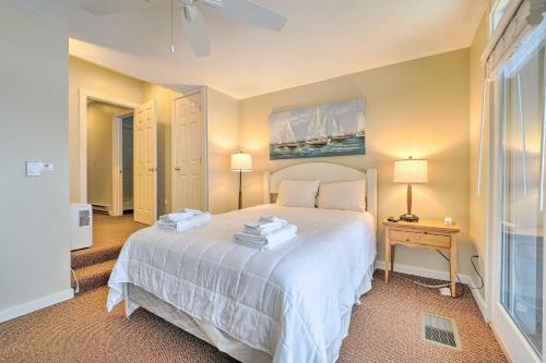 Postel nebo postele na pokoji v ubytování Glen Arbor Resort Condo Ski and Beach Access!