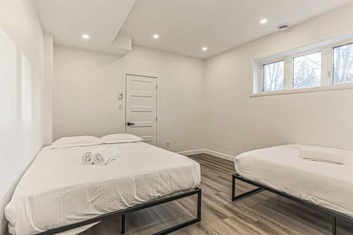 Кровать или кровати в номере Cheerful 4 bedroom home with inground heated pool