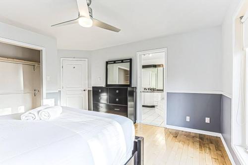 Кровать или кровати в номере Cheerful 4 bedroom home with inground heated pool
