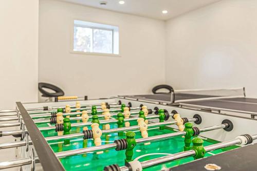 Комнаты для игр в Cheerful 4 bedroom home with inground heated pool