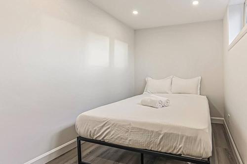Кровать или кровати в номере Cheerful 4 bedroom home with inground heated pool