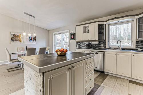Кухня или мини-кухня в Cheerful 4 bedroom home with inground heated pool
