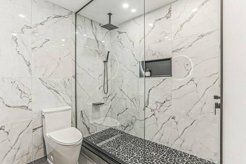 Ванная комната в Cheerful 4 bedroom home with inground heated pool