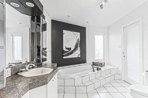 Ένα μπάνιο στο Cheerful 4 bedroom home with inground heated pool