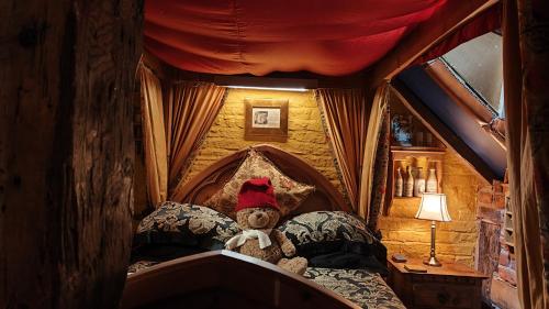 Katil atau katil-katil dalam bilik di Wizards Thatch Luxury Suites