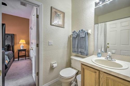 La salle de bains est pourvue d'un lavabo, de toilettes et d'un miroir. dans l'établissement Luxe Davenport Townhome with Resort Amenities!, à Davenport
