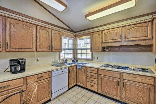 Η κουζίνα ή μικρή κουζίνα στο Mtn-View Home with Game Room - Near ATV Trails!