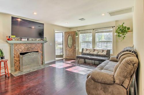 Gorgeous Rosamond Getaway on 2-Acre Farm!