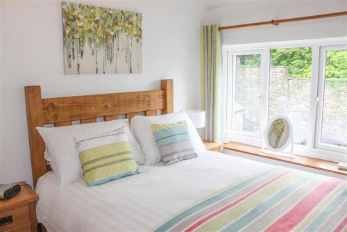 Säng eller sängar i ett rum på Four Seasons Cottage