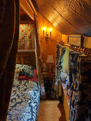 Katil atau katil-katil dalam bilik di Wizards Thatch Luxury Suites