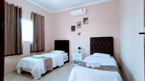 Ένα ή περισσότερα κρεβάτια σε δωμάτιο στο Casa Confortável, 3 Quartos, Ar Condic. 300 Mega, Taubaté