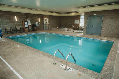 Best Western Plus Lakeview Hotel في Madison: مسبح كبير في غرفة الفندق