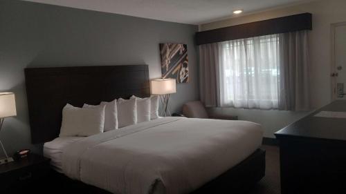 Best Western Downtown Casper Hotel tesisinde bir odada yatak veya yataklar