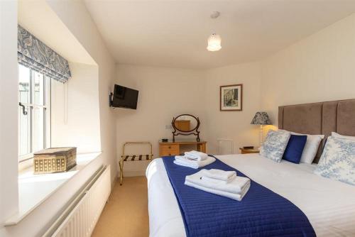 une chambre avec un grand lit avec des serviettes dessus dans l'établissement Bank Foot, à Ambleside