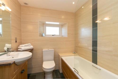 uma casa de banho com um WC, um lavatório e uma banheira em Bank Foot em Ambleside