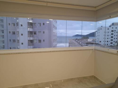 - duże okno w pokoju z widokiem na ocean w obiekcie VISTA para o MAR!!! w mieście Balneário Camboriú