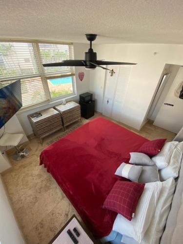 1 dormitorio con 1 cama grande con manta roja en Comfortable room in the Brickell City Center area, en Miami