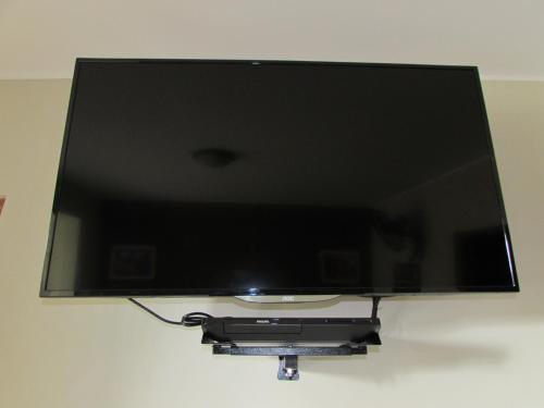 a flat screen tv sitting on top of a table at Hotel Bohemia in Lima