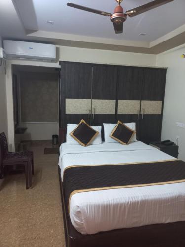 een slaapkamer met een groot bed met 2 kussens erop bij Bhimas Residency in Kurmannapalem