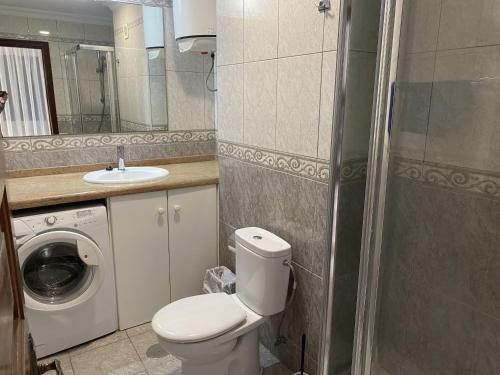 Koupelna v ubytování Apartment 5A1, Victoria Court 1, Avenida Londres 6, Los Cristianos, 38650, Tenerife