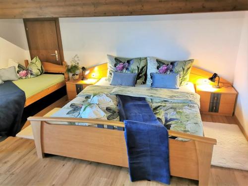 - une chambre avec un grand lit et des oreillers bleus dans l'établissement Lovely Apartment in Saalfelden directly on the farm, à Saalfelden