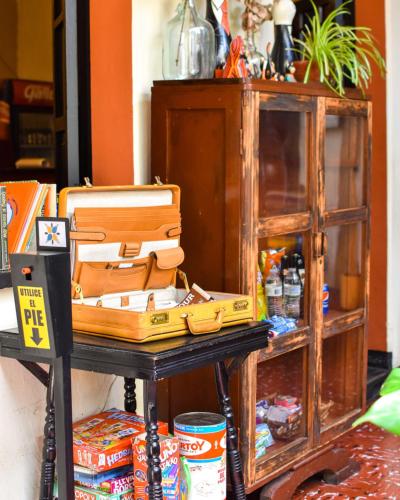 a table with a suitcase and a wooden cabinet at Casa Elizabeth in Quetzaltenango