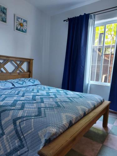 a bedroom with a bed and a window at MENDOZA VIÑA Y SOL cochera propia in Guaymallen