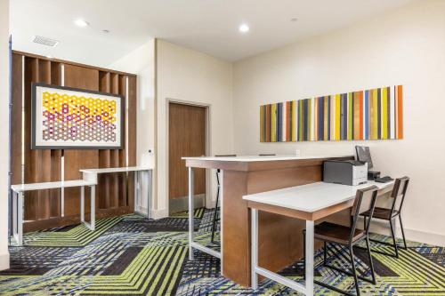 Holiday Inn Express & Suites - San Jose Silicon Valley, an IHG Hotel Image