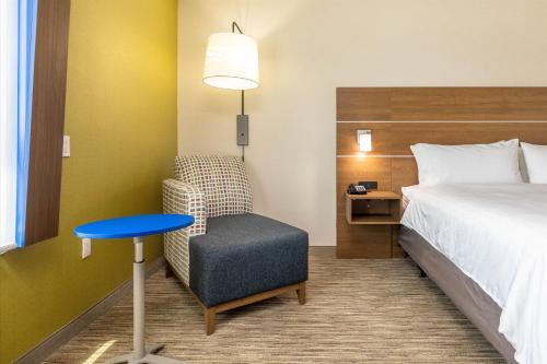 Pokój hotelowy z łóżkiem, krzesłem i biurkiem w obiekcie Holiday Inn Express & Suites - San Jose Silicon Valley, an IHG Hotel w mieście San Jose